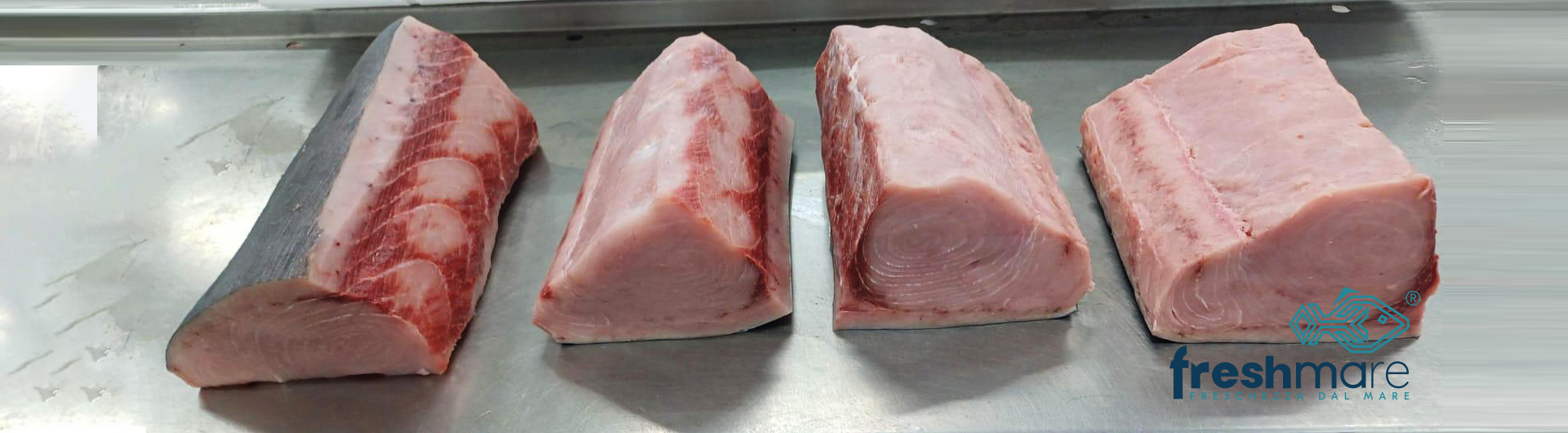 Un'immagine di alta qualità di un prodotto ittico fresco, come un filetto di tonno, di Freshmare.